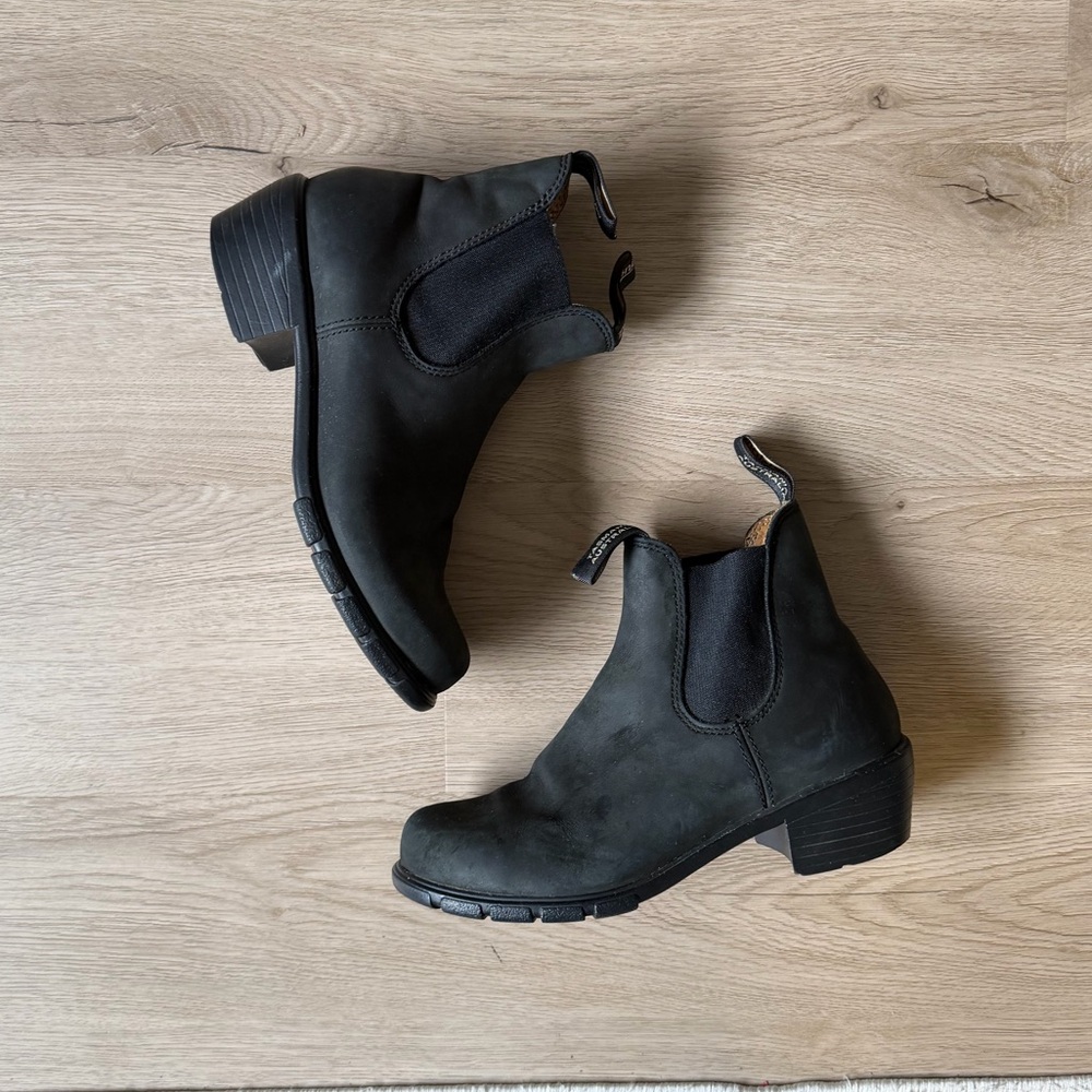 Black blundstone heeled ankle booties